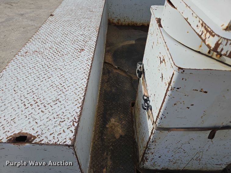 image for item EN3714 2001 GMC C6500 bucket truck