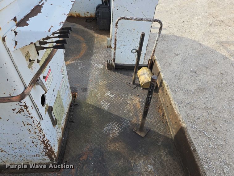 image for item EN3714 2001 GMC C6500 bucket truck