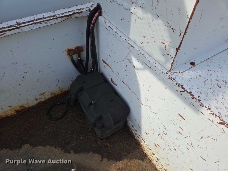 image for item EN3714 2001 GMC C6500 bucket truck