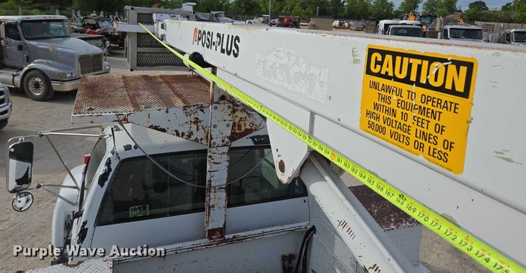 image for item EN3714 2001 GMC C6500 bucket truck