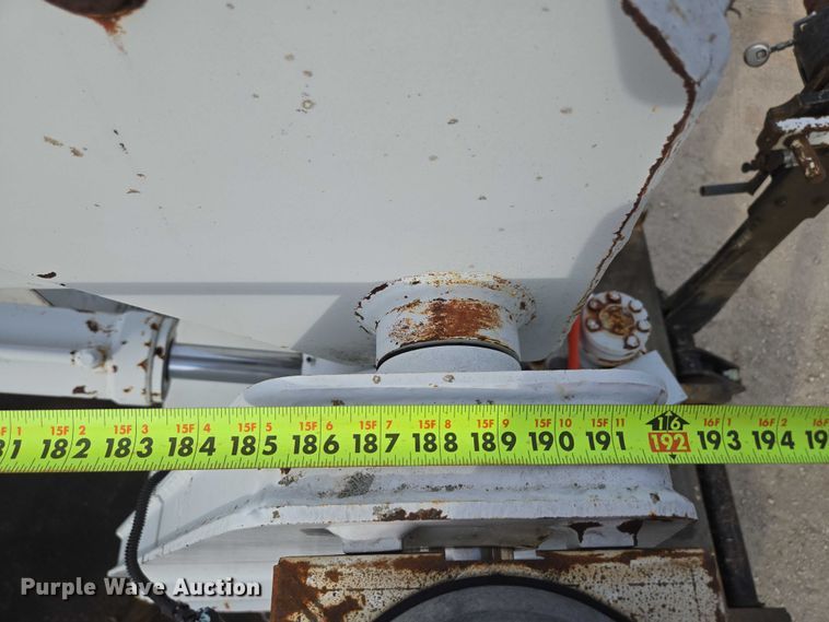 image for item EN3714 2001 GMC C6500 bucket truck