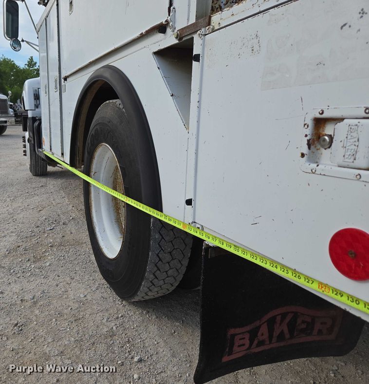 image for item EN3714 2001 GMC C6500 bucket truck