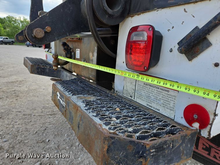 image for item EN3714 2001 GMC C6500 bucket truck