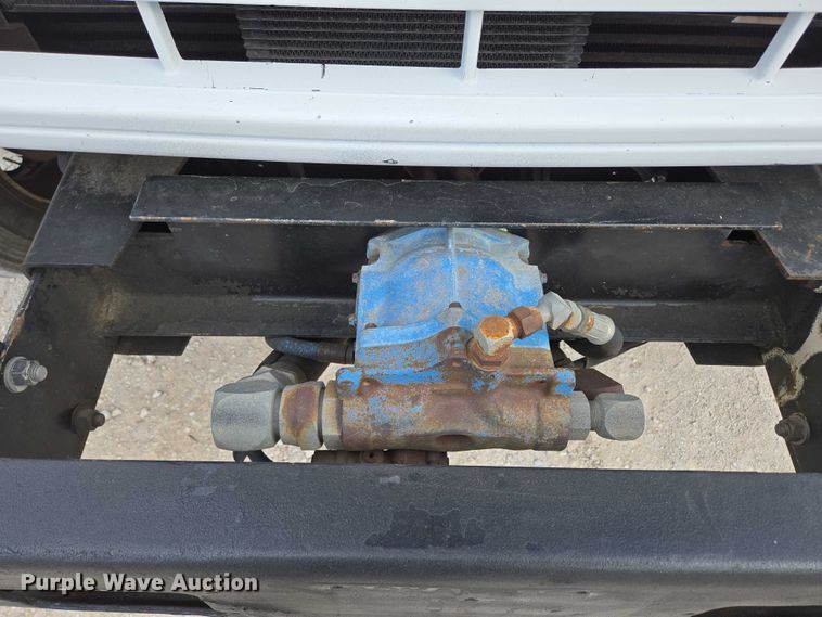 image for item EN3714 2001 GMC C6500 bucket truck