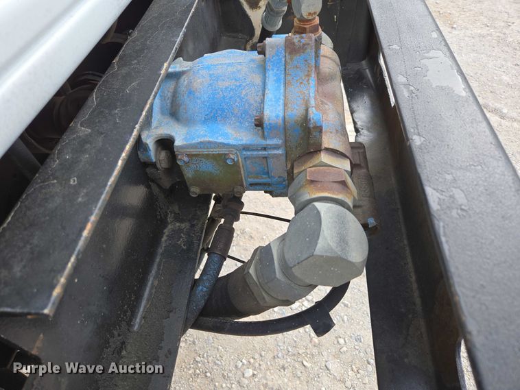 image for item EN3714 2001 GMC C6500 bucket truck