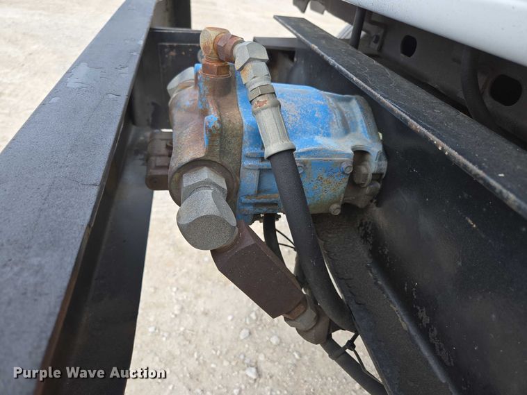 image for item EN3714 2001 GMC C6500 bucket truck