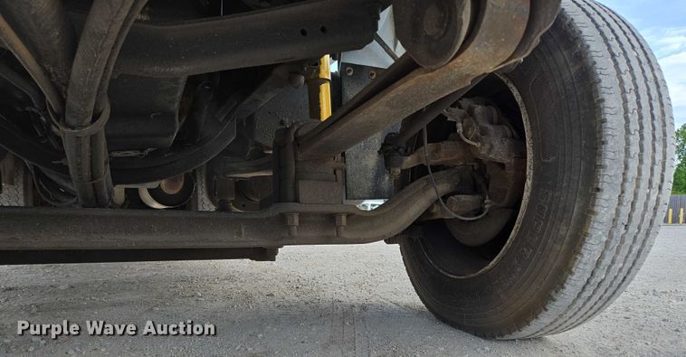 image for item EN3714 2001 GMC C6500 bucket truck