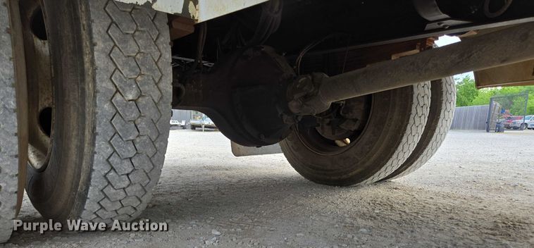 image for item EN3714 2001 GMC C6500 bucket truck