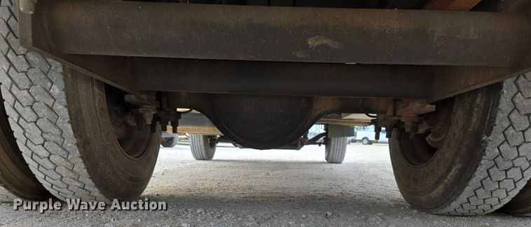 image for item EN3714 2001 GMC C6500 bucket truck