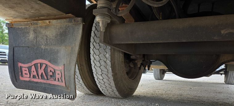 image for item EN3714 2001 GMC C6500 bucket truck