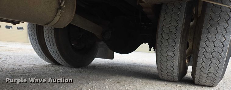 image for item EN3714 2001 GMC C6500 bucket truck