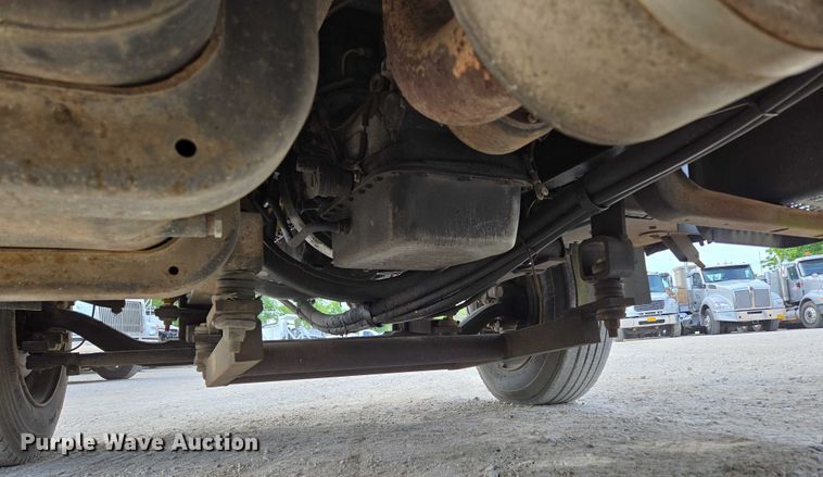 image for item EN3714 2001 GMC C6500 bucket truck