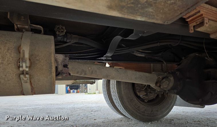 image for item EN3714 2001 GMC C6500 bucket truck