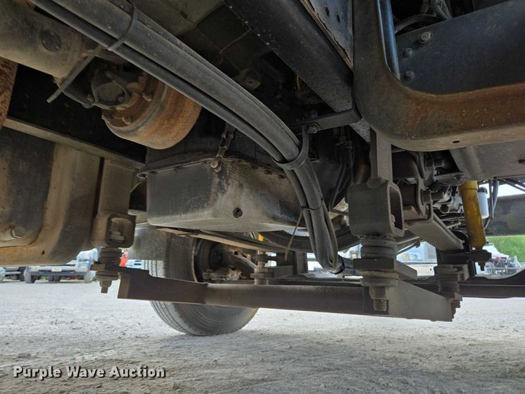 image for item EN3714 2001 GMC C6500 bucket truck