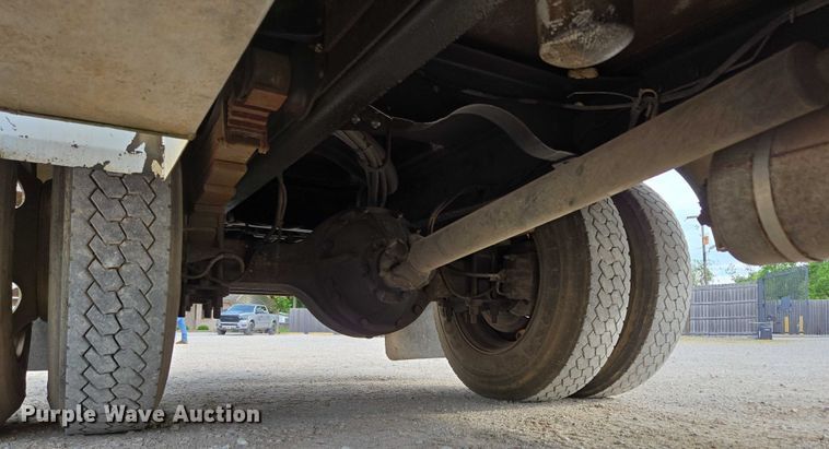 image for item EN3714 2001 GMC C6500 bucket truck