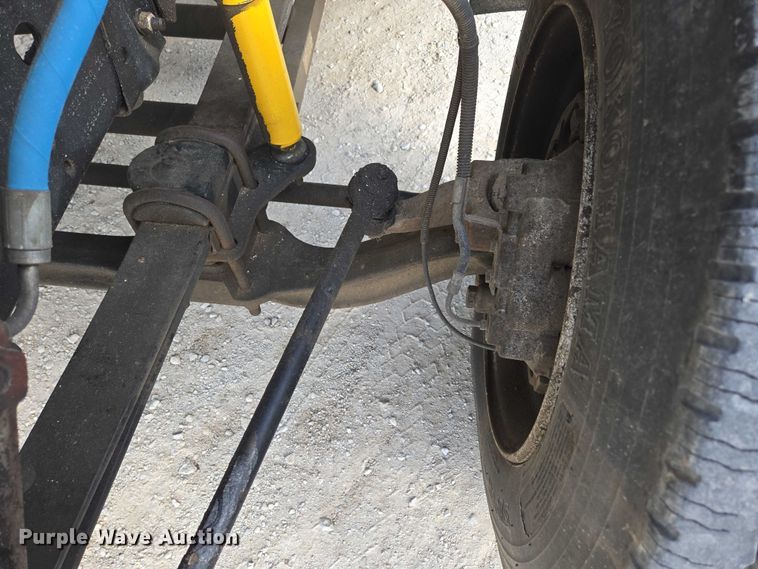 image for item EN3714 2001 GMC C6500 bucket truck