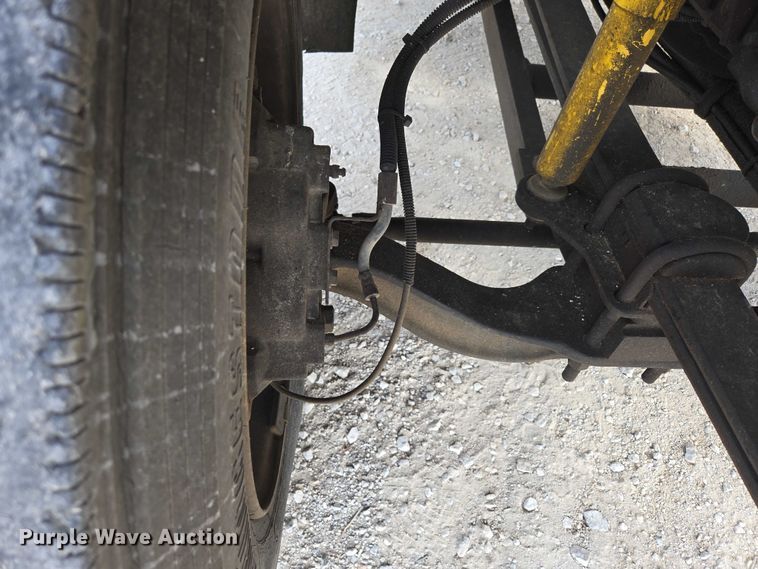 image for item EN3714 2001 GMC C6500 bucket truck