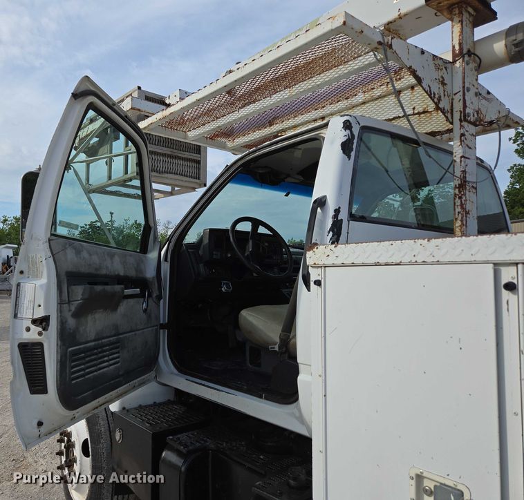 image for item EN3714 2001 GMC C6500 bucket truck