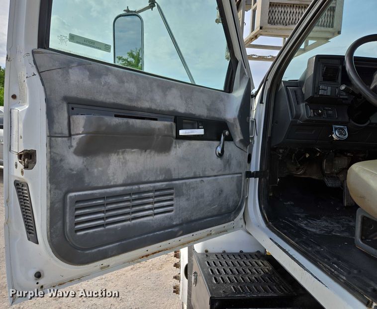 image for item EN3714 2001 GMC C6500 bucket truck