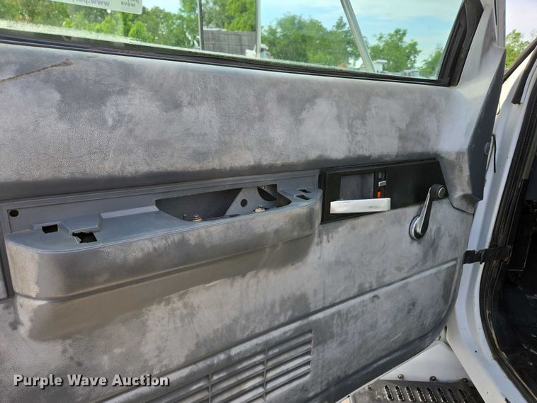 image for item EN3714 2001 GMC C6500 bucket truck