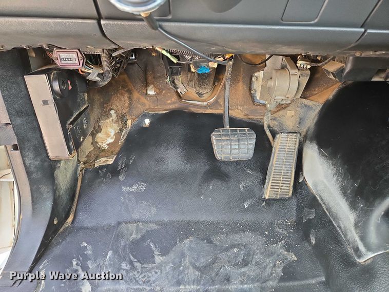 image for item EN3714 2001 GMC C6500 bucket truck