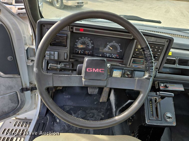 image for item EN3714 2001 GMC C6500 bucket truck