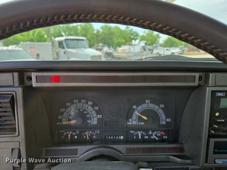 image for item EN3714 2001 GMC C6500 bucket truck