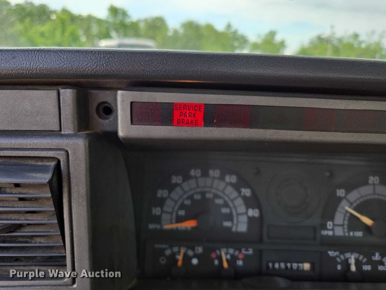 image for item EN3714 2001 GMC C6500 bucket truck