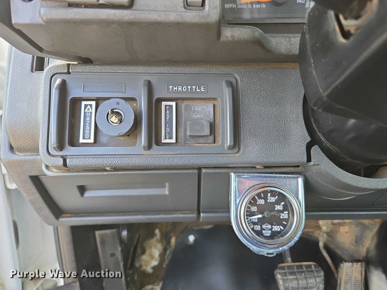 image for item EN3714 2001 GMC C6500 bucket truck