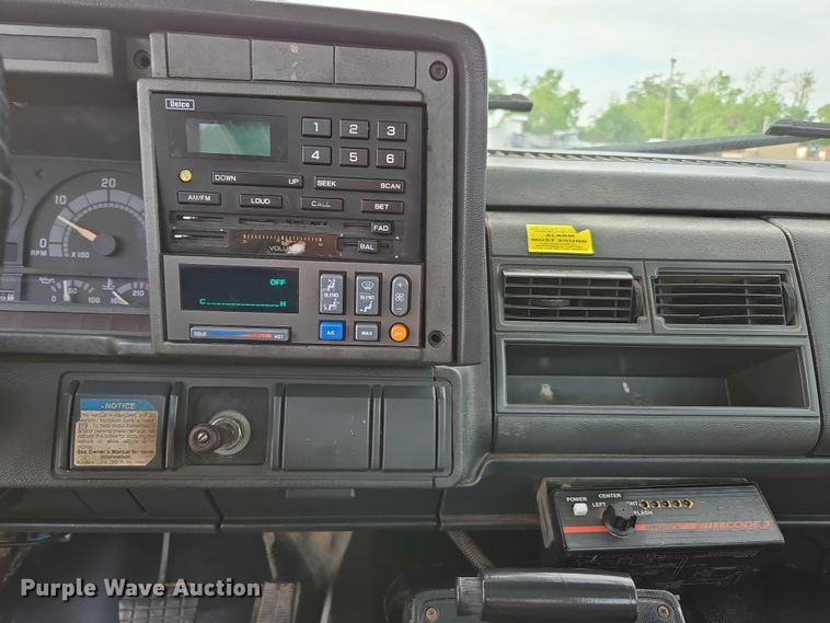 image for item EN3714 2001 GMC C6500 bucket truck