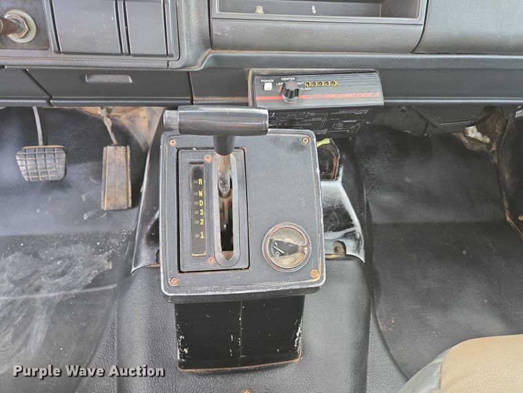 image for item EN3714 2001 GMC C6500 bucket truck