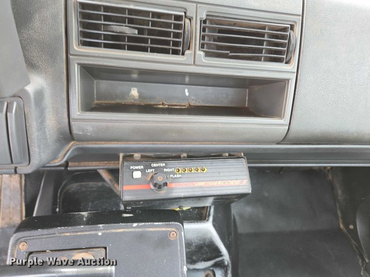 image for item EN3714 2001 GMC C6500 bucket truck