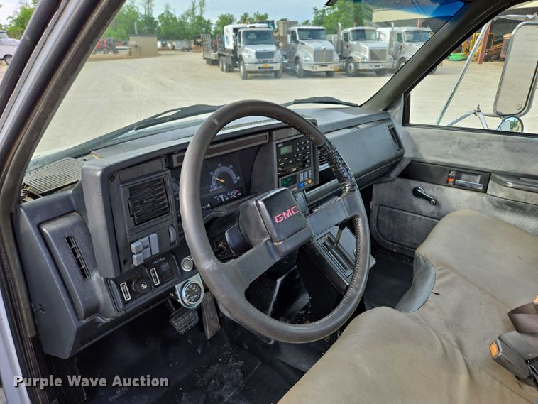 image for item EN3714 2001 GMC C6500 bucket truck