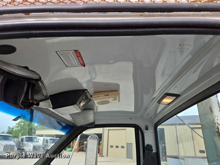 image for item EN3714 2001 GMC C6500 bucket truck