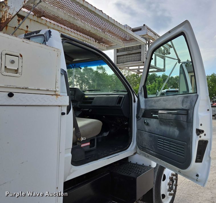 image for item EN3714 2001 GMC C6500 bucket truck