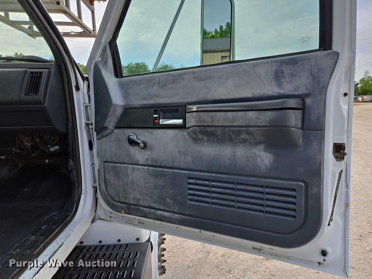 image for item EN3714 2001 GMC C6500 bucket truck