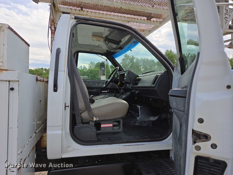 image for item EN3714 2001 GMC C6500 bucket truck