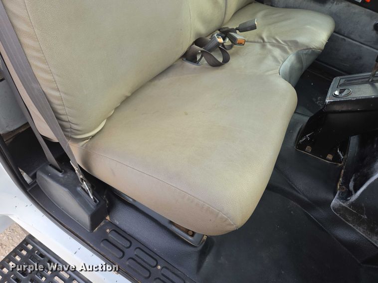 image for item EN3714 2001 GMC C6500 bucket truck