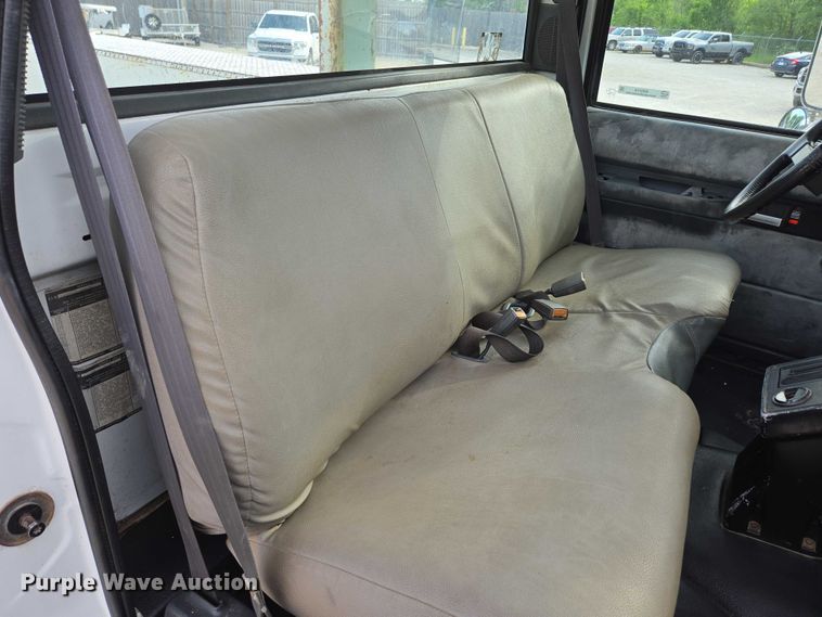 image for item EN3714 2001 GMC C6500 bucket truck