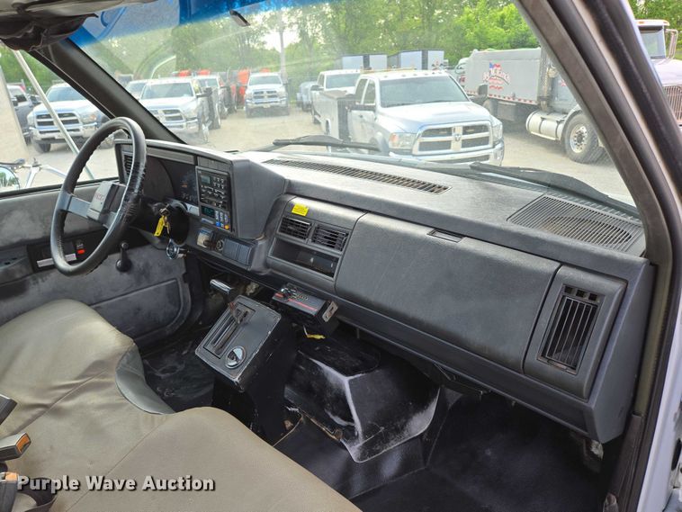 image for item EN3714 2001 GMC C6500 bucket truck