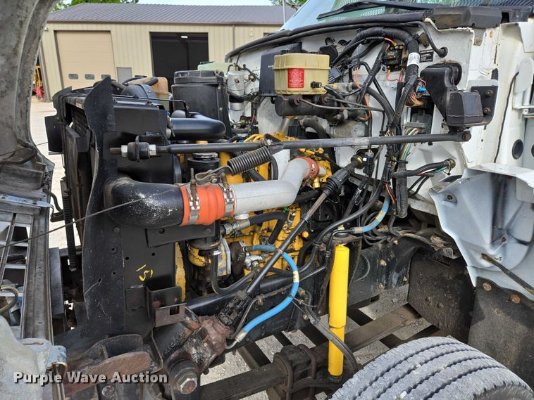 image for item EN3714 2001 GMC C6500 bucket truck