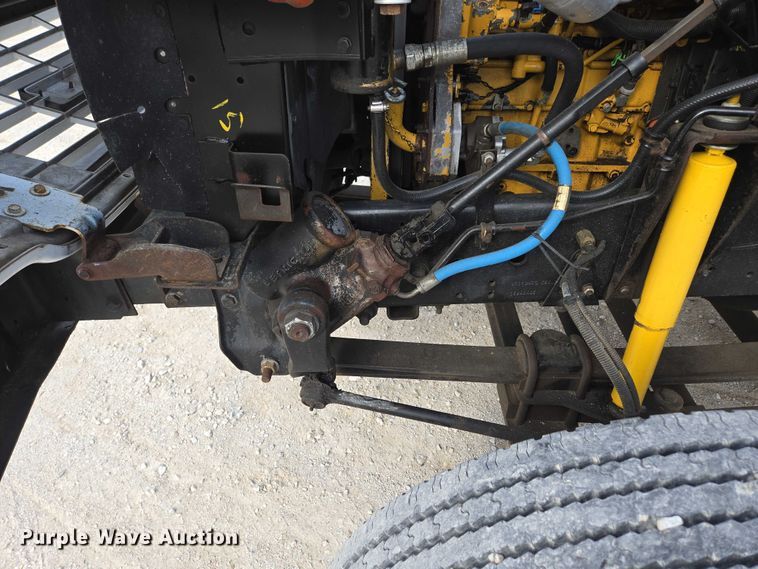 image for item EN3714 2001 GMC C6500 bucket truck