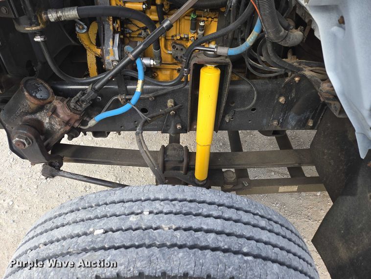 image for item EN3714 2001 GMC C6500 bucket truck