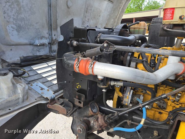 image for item EN3714 2001 GMC C6500 bucket truck