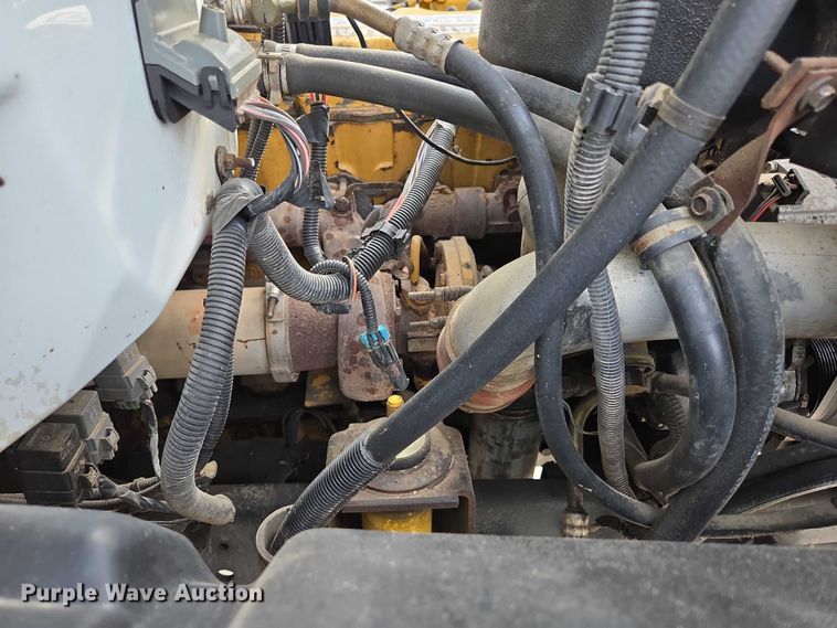 image for item EN3714 2001 GMC C6500 bucket truck