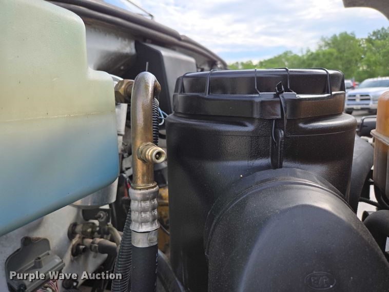 image for item EN3714 2001 GMC C6500 bucket truck