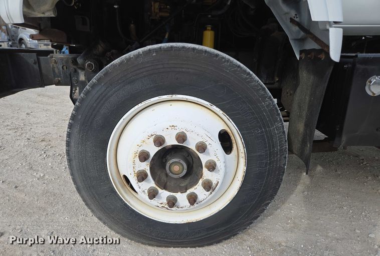 image for item EN3714 2001 GMC C6500 bucket truck