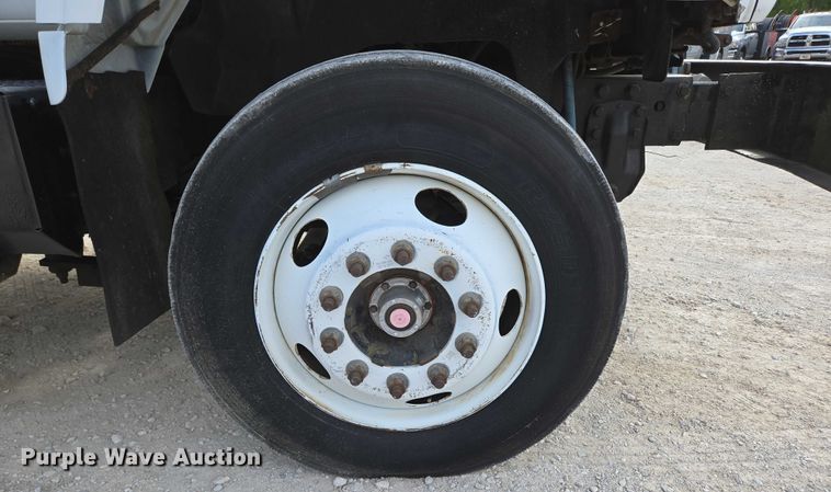 image for item EN3714 2001 GMC C6500 bucket truck