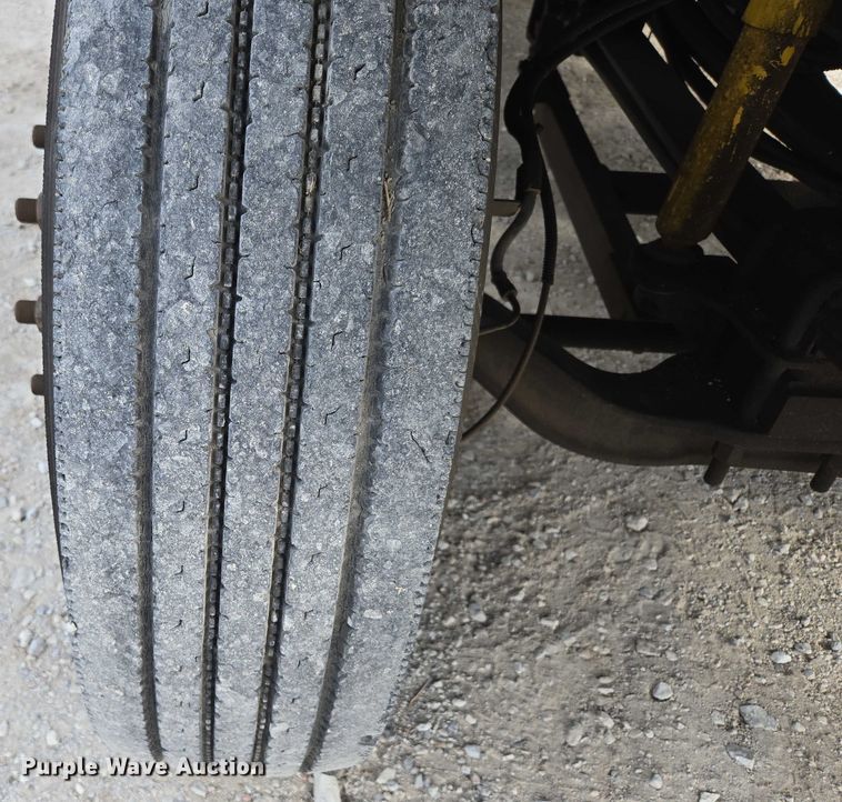 image for item EN3714 2001 GMC C6500 bucket truck