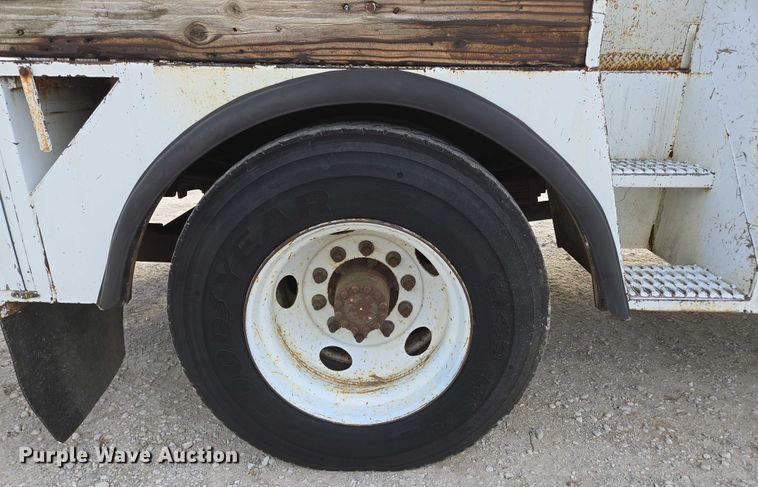 image for item EN3714 2001 GMC C6500 bucket truck